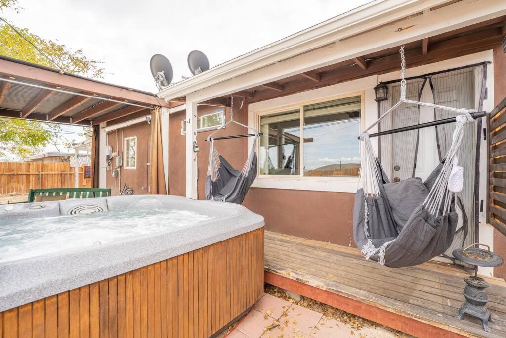 Villa Palm Vista Retreat *Hot Tub/Cowboy Pool/Hammocks* à Joshua Tree Extérieur photo